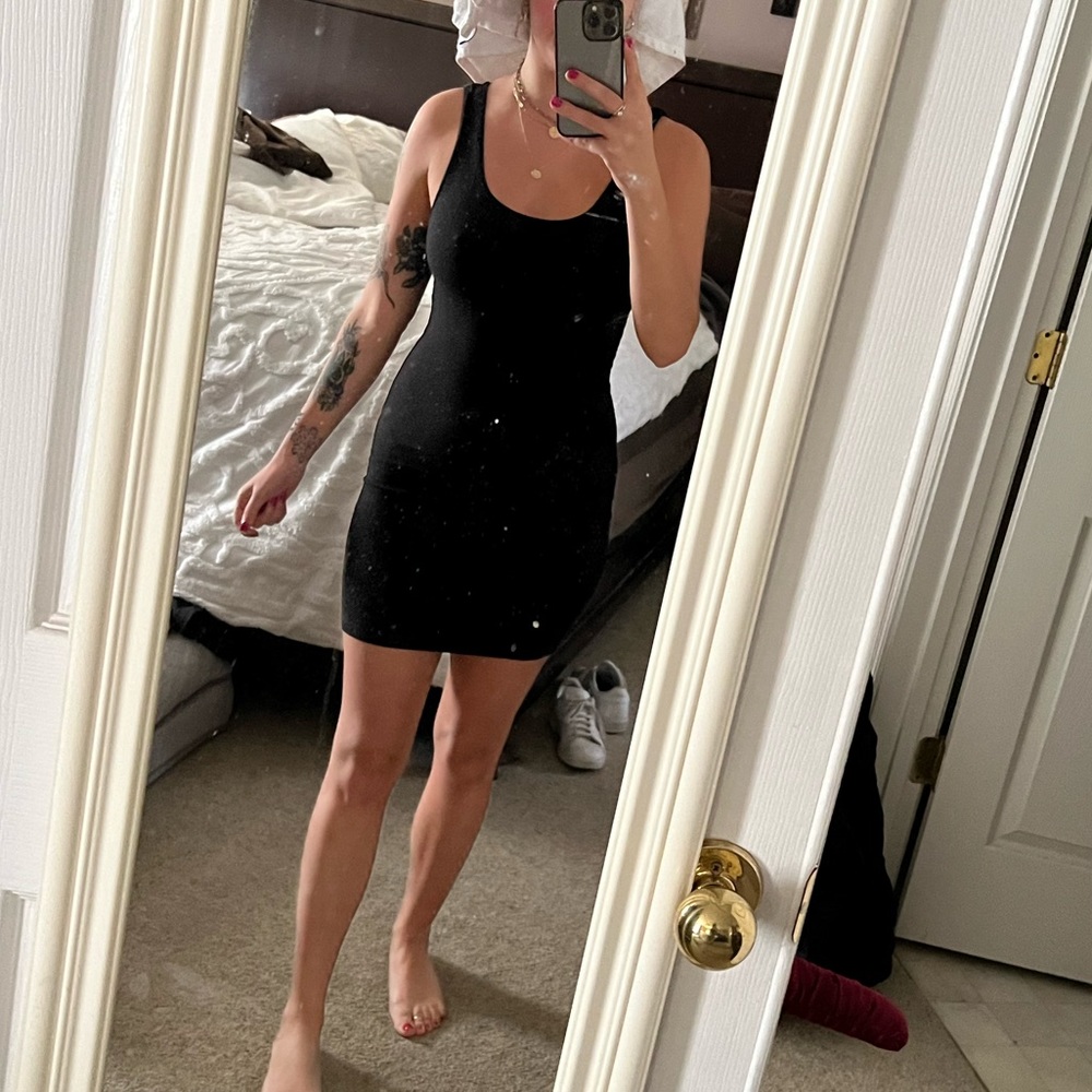 black bodycon dress